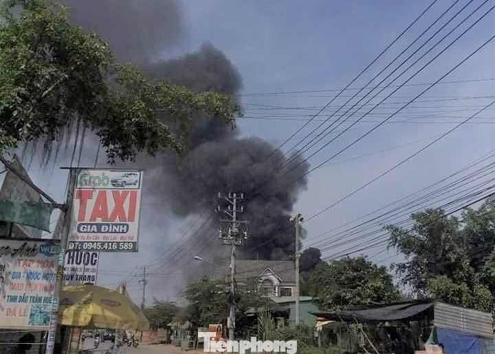 Thời điểm trên, ngọn lửa bất ngờ bùng phát dữ dội tại nhà xưởng phế liệu ông Tiến. Chỉ trong chốc lát, ngọn lửa nhanh chóng lan rộng ra cả nhà xưởng rộng khoảng 500m2. Thời điểm trên, ngọn lửa bất ngờ bùng phát dữ dội tại nhà xưởng phế liệu ông Tiến. Chỉ trong chốc lát, ngọn lửa nhanh chóng lan rộng ra cả nhà xưởng rộng khoảng 500m2.