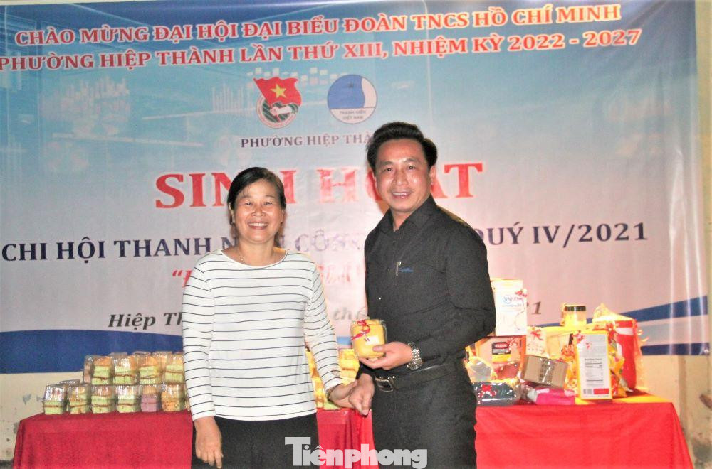 Trong khi đó, theo cô Thái Kim Anh (chủ ký túc xá Kim Anh), Giáng sinh là dịp để các thành viên trong gia đình vui vầy bên nhau nhưng các bạn sinh viên, công nhân chủ yếu từ nơi khác đến nên không thể về quê được. Thấu hiểu được cảm giác của người xa quê và muốn động viên tinh thần của họ, cô Kim Anh đã phối hợp với Đoàn phường Hiệp Thành để tổ chức đêm hội Giáng sinh.