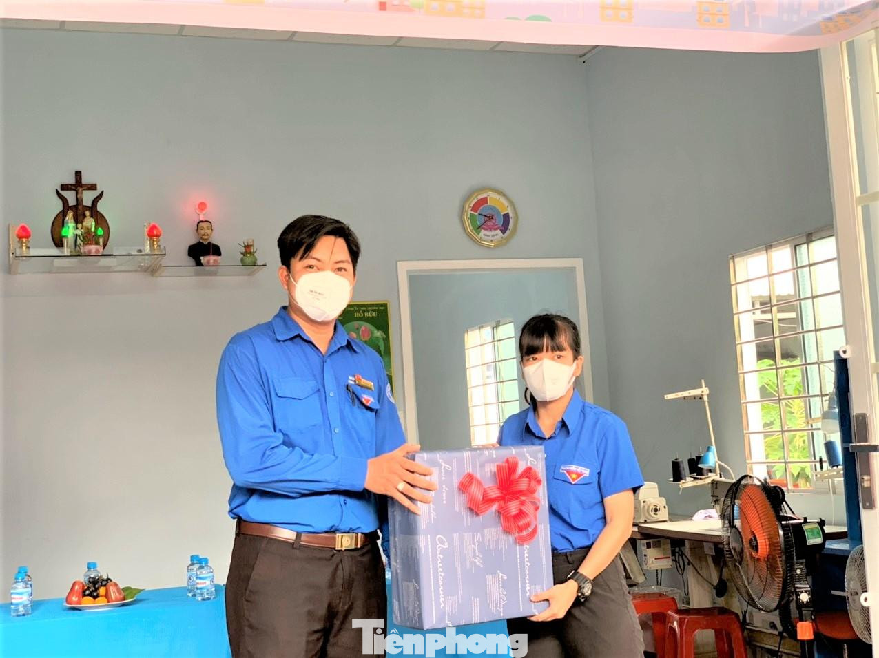 Thành đoàn TP Thủ Dầu Một tặng quà cho gia đình đoàn viên Nguyễn Đặng Hoàng Tiến Thành đoàn TP Thủ Dầu Một tặng quà cho gia đình đoàn viên Nguyễn Đặng Hoàng Tiến