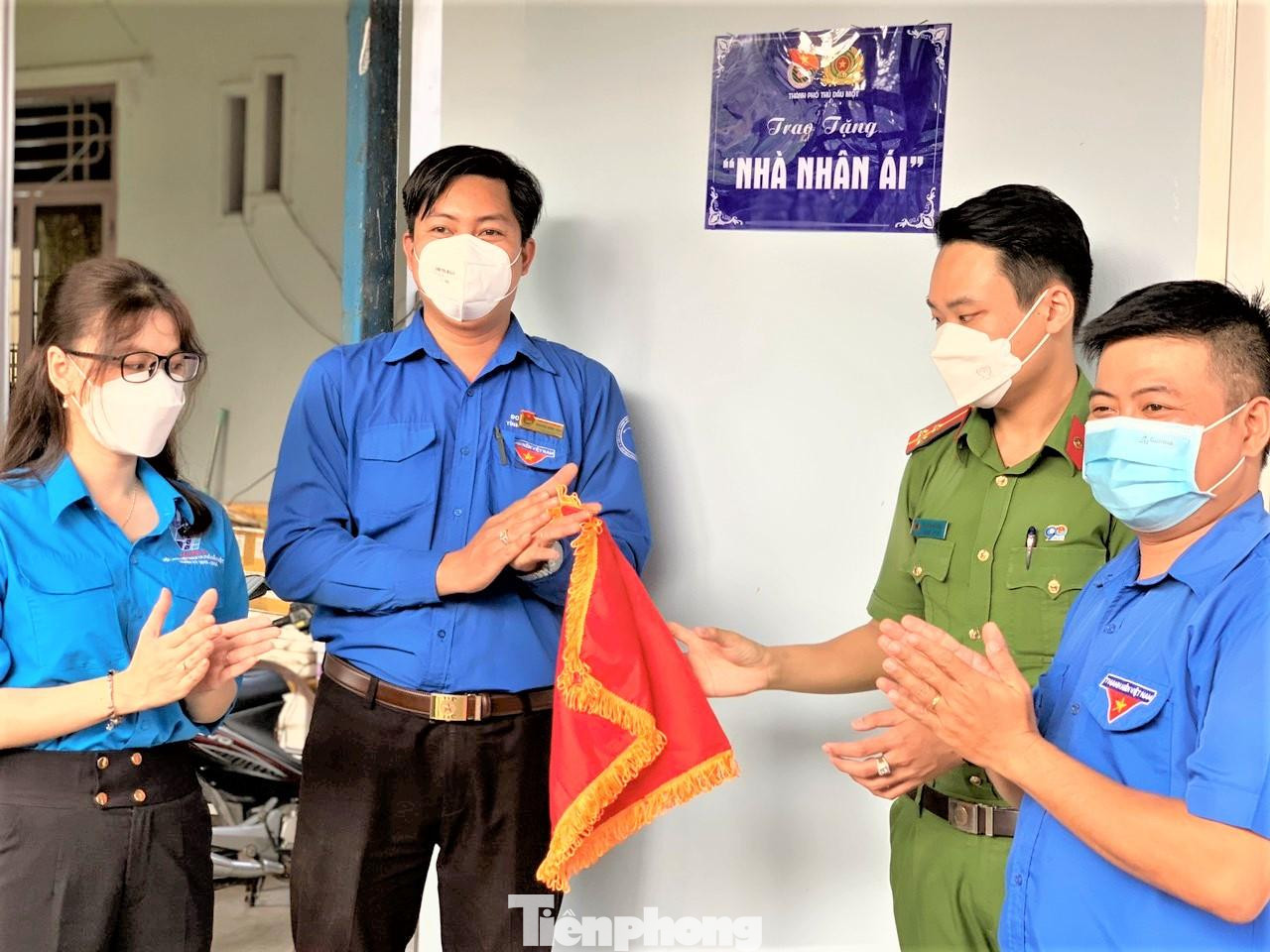 Trao nhà nhân ái cho đoàn viên Trao nhà nhân ái cho đoàn viên