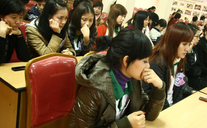 Được nghe kể về tình cảnh của các nạn nhân chất độc da cam ở đây, nhiều Miss ITgo đã không nén được xúc động...