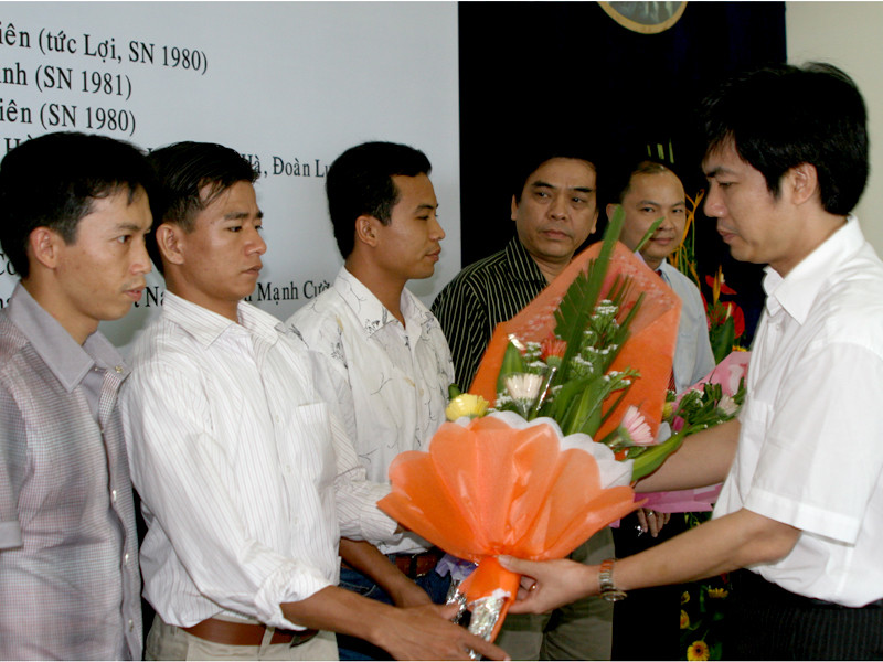 Tổng Biên tập Đoàn Công Huynh tặng hoa các vị khách mời. Ảnh : Minh Đức