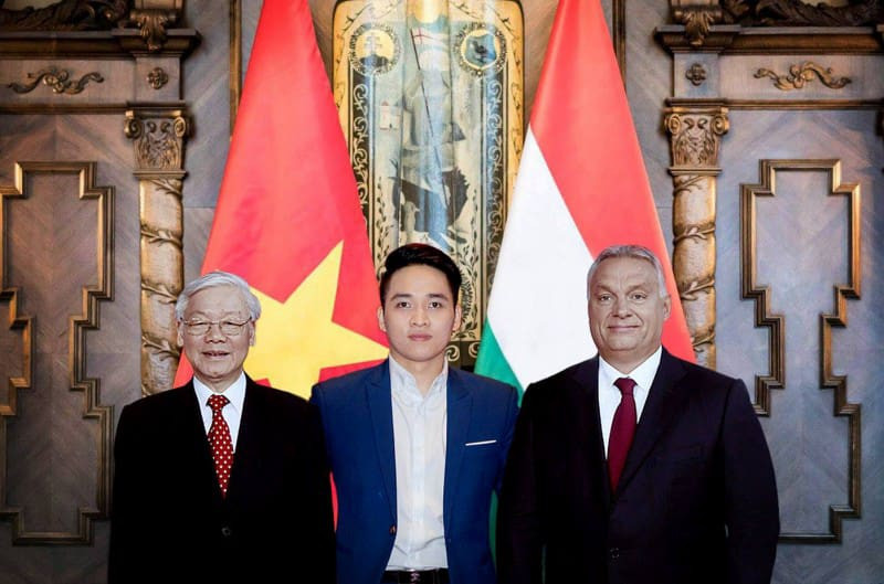 Ninh Đức Hoàng Long chụp ảnh cùng Tổng Bí thư Nguyễn Phú Trọng và Thủ tướng Orban Viktor, tháng 9/2018. Ảnh: NVCC Ninh Đức Hoàng Long chụp ảnh cùng Tổng Bí thư Nguyễn Phú Trọng và Thủ tướng Orban Viktor, tháng 9/2018. Ảnh: NVCC