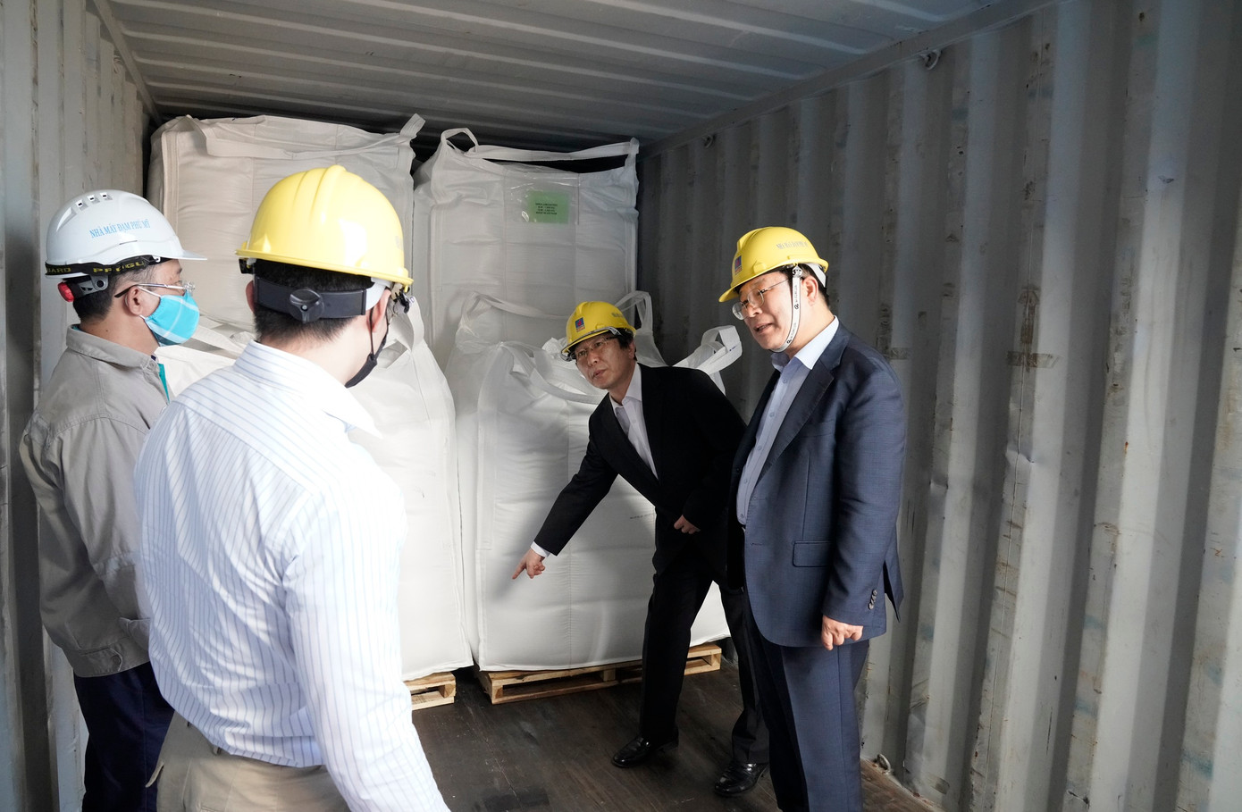 Mặt hàng ure xuất khẩu của PVFCCo được khách hàng quốc tế đánh giá rất cao do đáp ứng được các tiêu chuẩn đặc thù, khắt khe Mặt hàng ure xuất khẩu của PVFCCo được khách hàng quốc tế đánh giá rất cao do đáp ứng được các tiêu chuẩn đặc thù, khắt khe