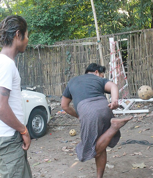 Động tác được xem là khó nhất trong chơi Chinlone là thực hiện những cú tâng bóng sau lưng mà không nhìn thấy quả bóng