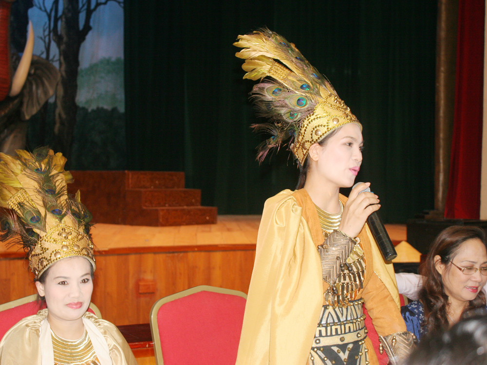 Từ trái sang: Thảo Quyên (Trưng Nhị), Thục Khánh (Trưng Trắc) và đạo diễn Thúy Mùi