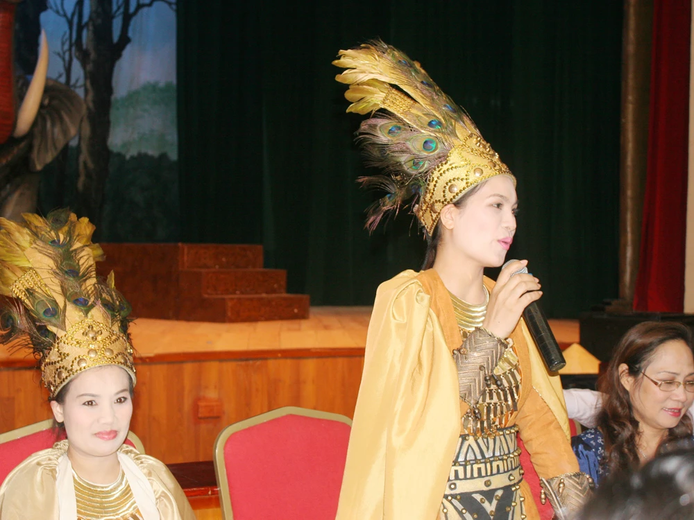 Từ trái sang: Thảo Quyên (Trưng Nhị), Thục Khánh (Trưng Trắc) và đạo diễn Thúy Mùi