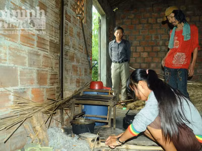 Em Loan đang nấu bữa cơm cho người cha tâm thần trong căn nhà hiu quạnh