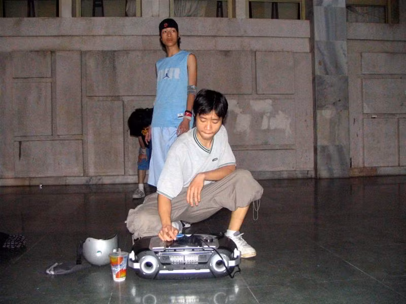 10 tuổi đã nghiền Hip - hop Minh Hoàng (nhóm Halley): Nổi nhạc lên! Những chàng trai đam mê Hip - hop Chiều nào họ cũng tập ở sân vận động... vỉa hè "Đại bản doanh" của nhóm BigToe Hip - hop đâu cứ phải... mày râu