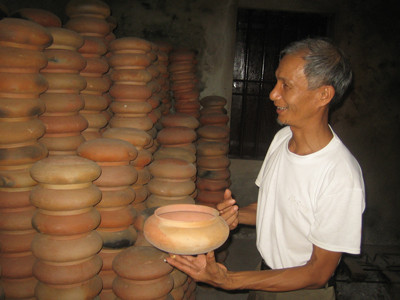 Ông Thỏa chuẩn bị hàng ngàn chiếc nồi đất để kho cá