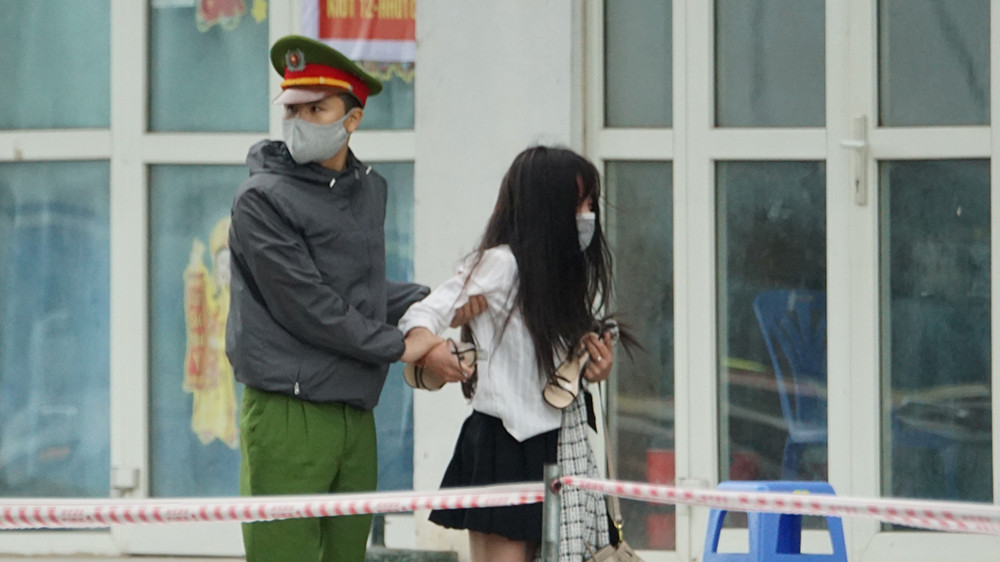 Cảnh sát kiên nhẫn thuyết phục cô gái định trốn khỏi chung cư cách ly ảnh 10