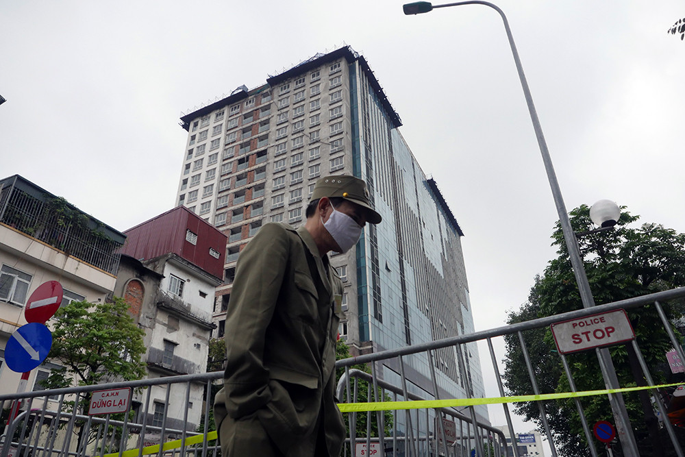 Phong tỏa đường phố, lắp cẩu tháp 'cắt ngọn' thêm hai tầng công trình 8B Lê Trực ảnh 8