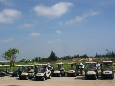 Nhân viên xếp hàng đón khách vào chơi golf tại sân golf Đà Nẵng do Vinacapital đầu tư Ảnh: Phong Cầm