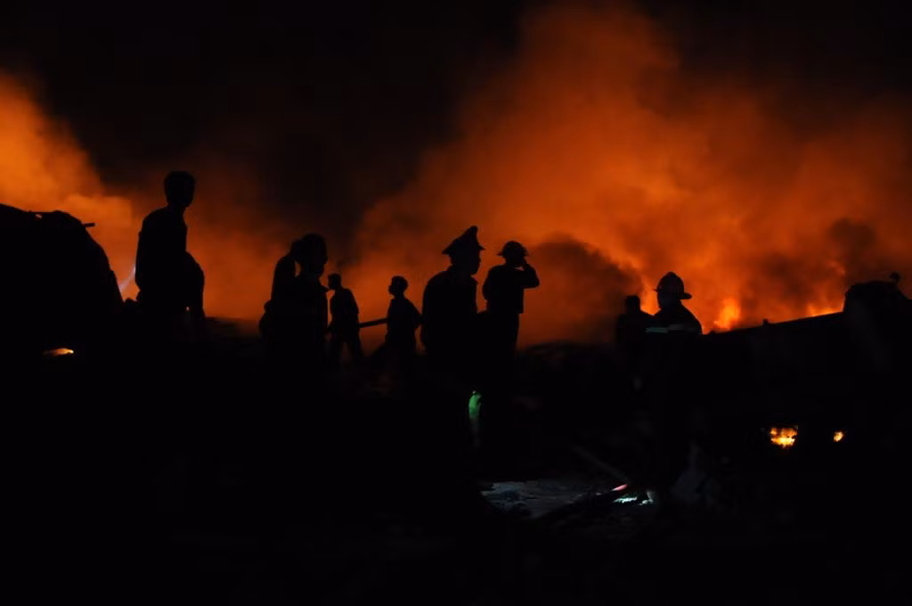 Đến 21h30 cùng ngày, ngọn lửa vẫn chưa thể dập tắt hoàn toàn. Trong khi đó, nước cứu hỏa hầu như đã cạn kiệt. Lực lượng chữa cháy phải hút nước từ các hồ điều hòa gần đó về dập lửa