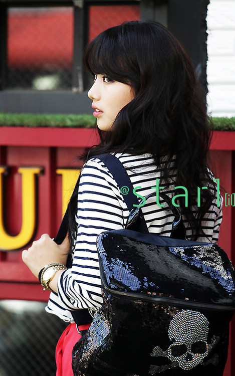 Dịu dàng nữ tính với xì tài váy xòe và tóc tết cùng khăn... Gợi cảm với quần short khoe chân thon... Đáng yêu nhưng vẫn cá tính với phong cách trang điểm tập trung vào đôi mắt... Năng động khi diện áo crop top với chân váy bút chì... Cổ điển gợi cảm với gam màu trầm.