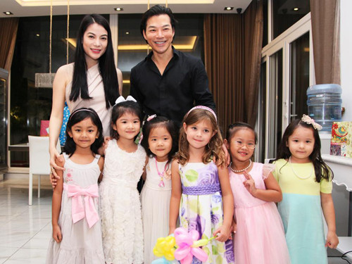 Vợ chồng Trương Ngọc Ánh cùng Bảo Tiên (thứ hai từ trái sang) và các bạn của cô bé. Vợ chồng Trương Ngọc Ánh cùng Bảo Tiên (thứ hai từ trái sang) và các bạn của cô bé