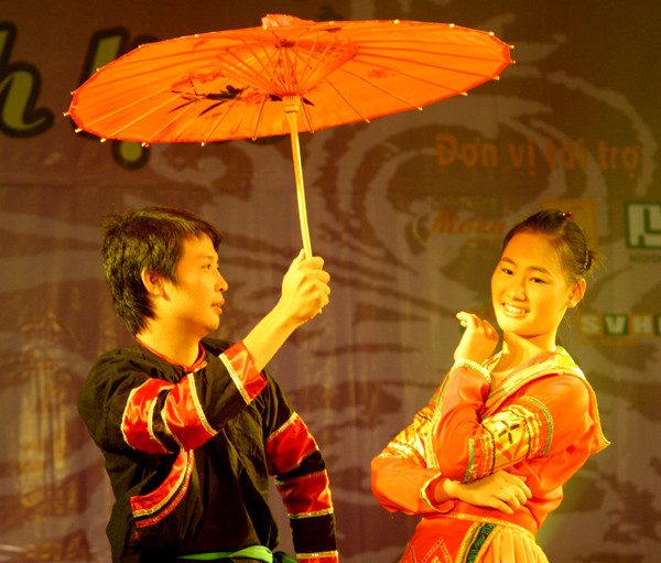 Không chỉ có các bạn thí sinh mà các bạn sinh viên cũng rất tài năng khi tham gia múa phụ họa cho các tiết mục dự thi