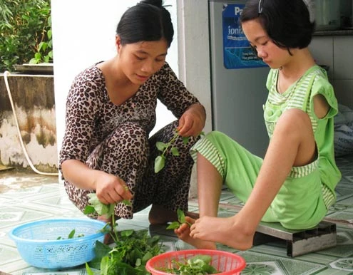 Không chỉ học giỏi, viết chữ hay vẽ tranh rất đẹp, Thắm còn giúp mẹ nhặt rau, nấu cơm…