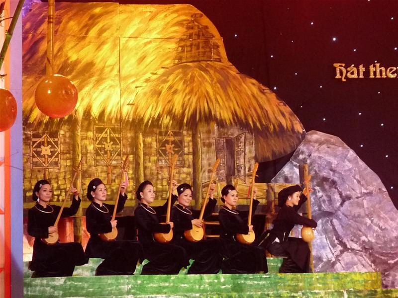 Tốp đàn tính trong tiết mục múa “Huyền thoại then”