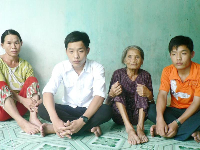 Anh em sinh đôi Danh - Thành cùng mẹ và bà ngoại. Ảnh: Nguyễn Huy