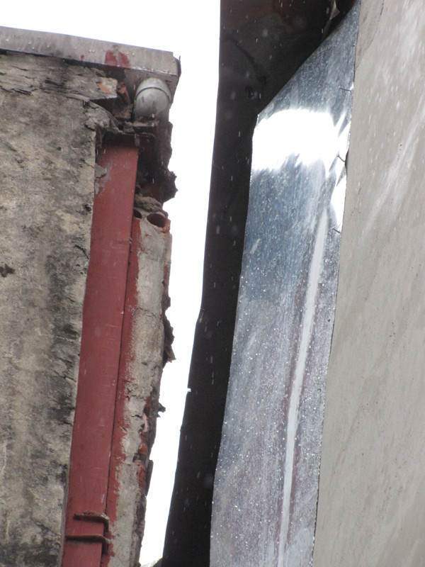 Chỗ rộng nhất khoảng gần nửa mét. Chỗ rộng nhất khoảng gần nửa mét