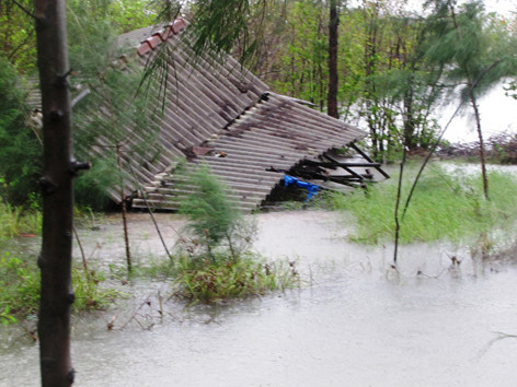Điểm nuôi trồng thủy sản ven biển, đầm phá Phú Vang bị gió bão xô sập. Ảnh: Ngọc Văn