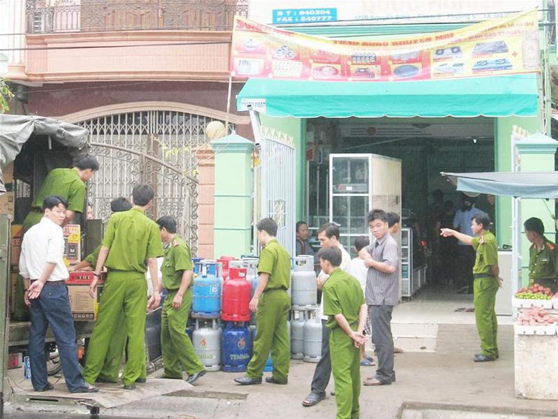 Chuyển ti vi vào nhà anh Nghiệp để thực nghiệm hiện trường (chiều 20 -1). Ảnh: Sáu Nghệ