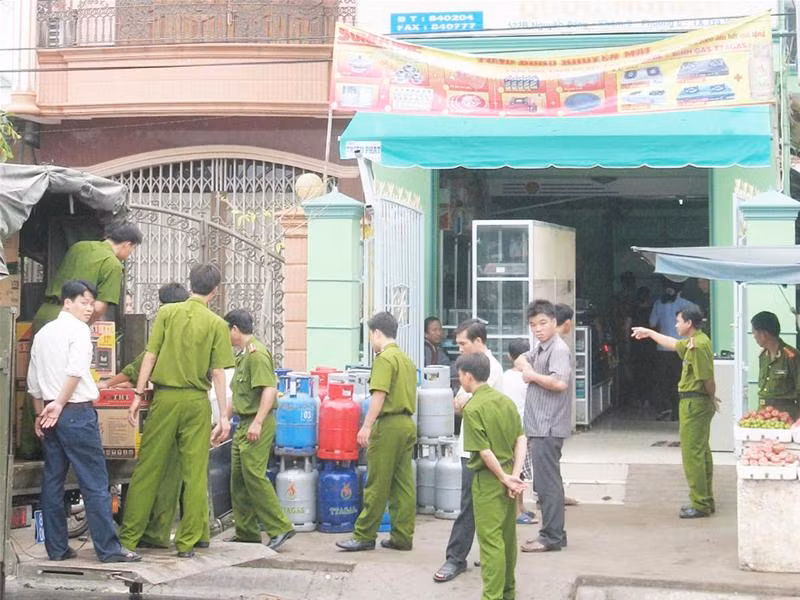 Chuyển ti vi vào nhà anh Nghiệp để thực nghiệm hiện trường (chiều 20 -1). Ảnh: Sáu Nghệ