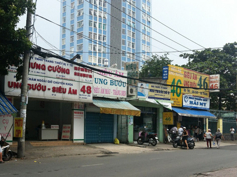 Hàng loạt phòng khám chui mọc vây quanh Bệnh viện Ung bướu TPHCM. Ảnh : Lê Nguyễn. Hàng loạt phòng khám chui mọc vây quanh Bệnh viện Ung bướu TPHCM. Ảnh : Lê Nguyễn