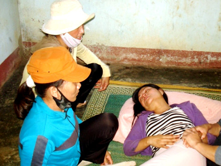 Mẹ của nạn nhân Vũ Thị Thùy Nhi đau đớn sau khi vụ việc xảy ra