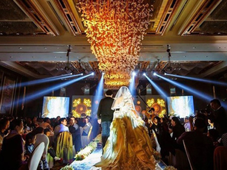 Cô dâu chú rể bước vào phòng cưới