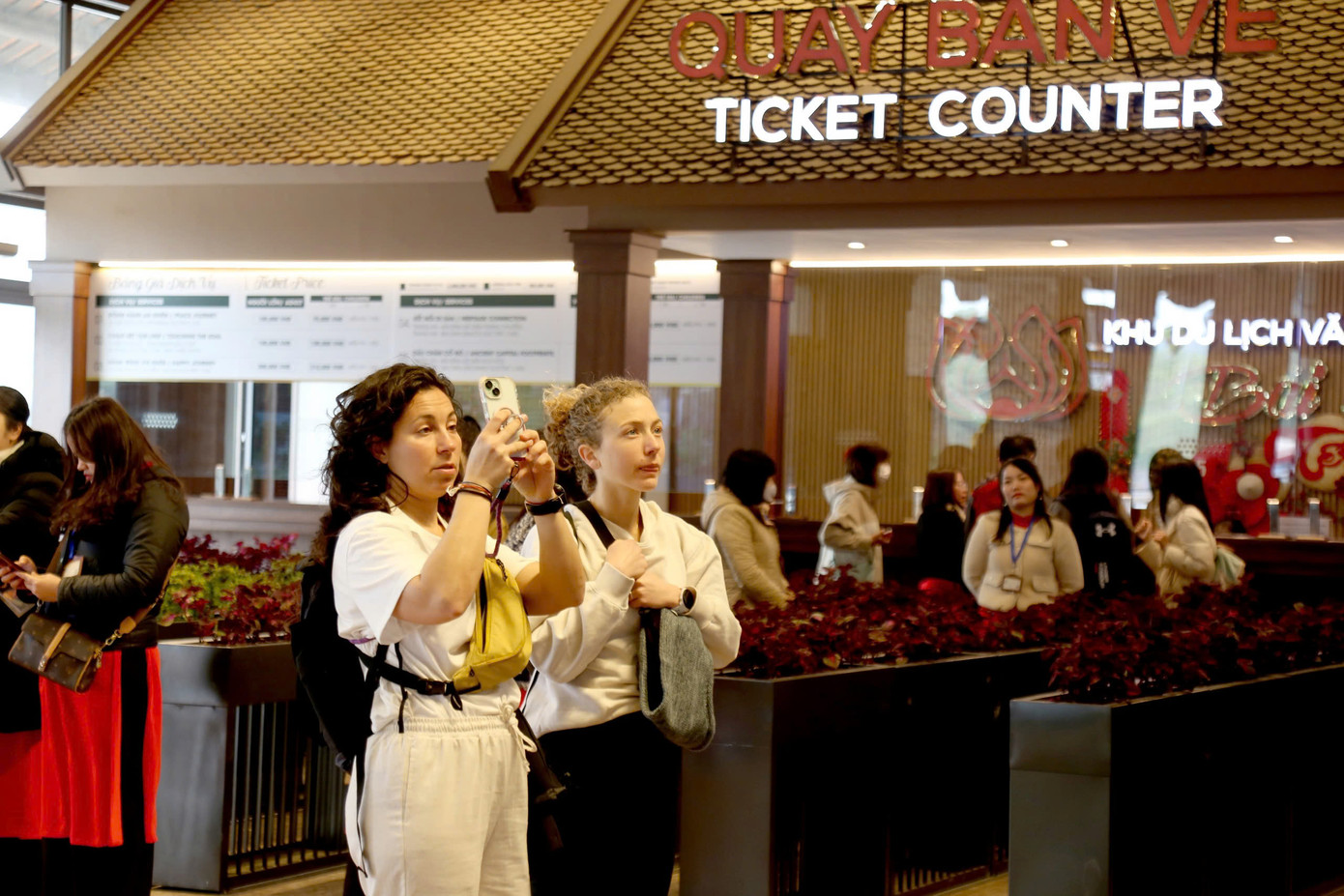 Du khách quốc tế "xông đất" miền Di sản Tràng An.