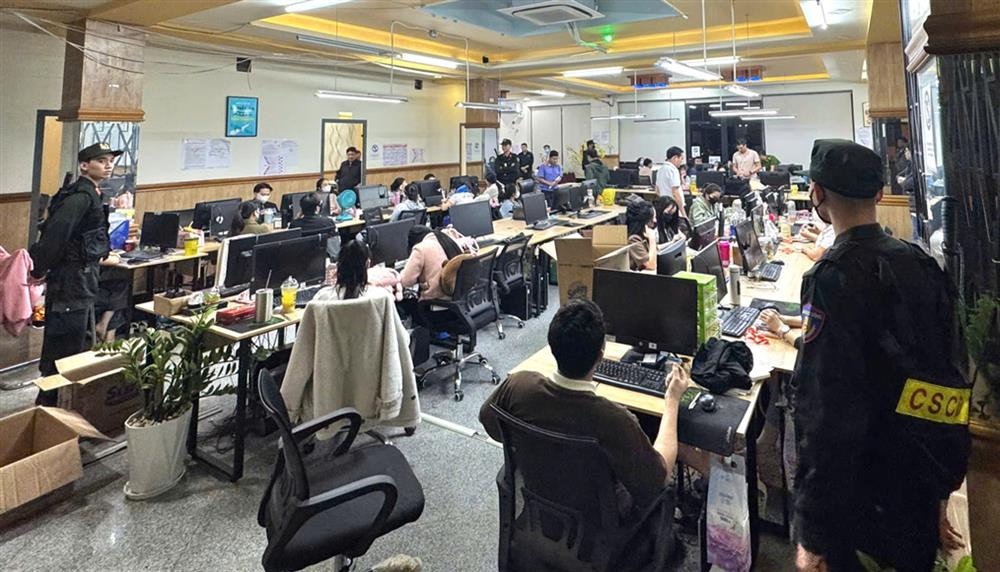 Phòng Cảnh sát Hình sự Công an tỉnh Gia Lai phối hợp với Công an tỉnh Bình Định tiến hành khám xét chi nhánh Công ty VIF tại TP Quy Nhơn.