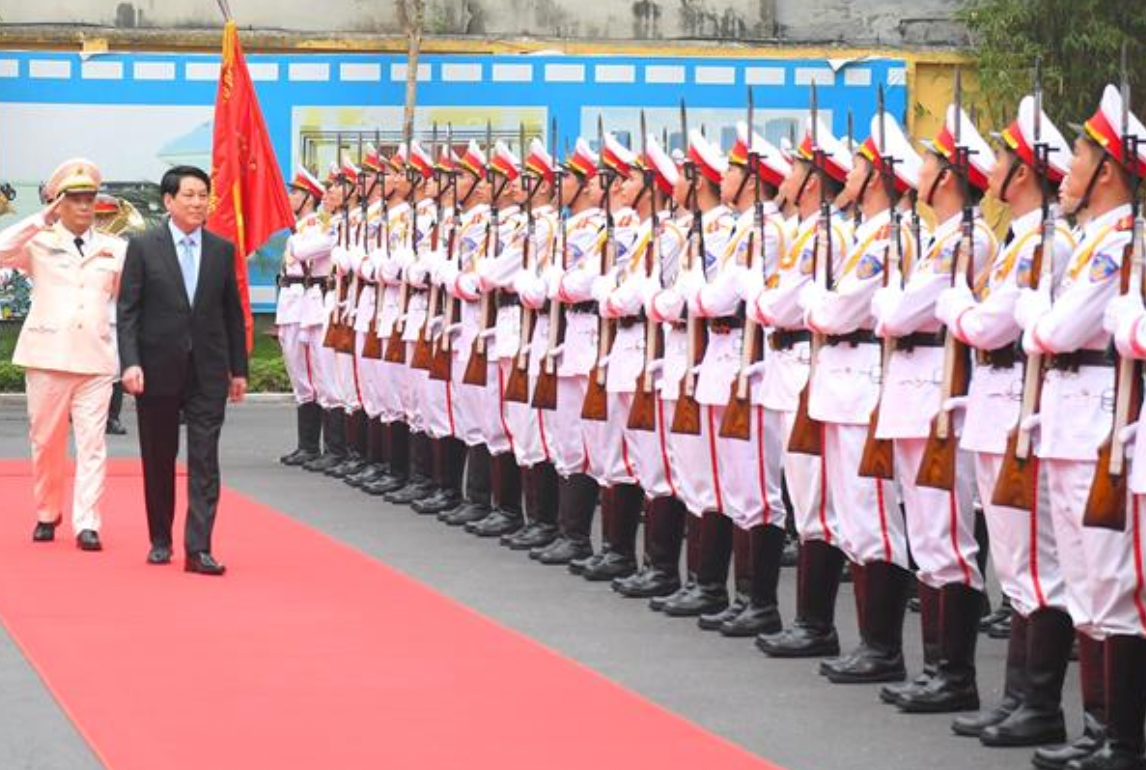 Chủ tịch nước Lương Cường duyệt đội danh dự Bộ Tư lệnh Cảnh vệ. Chủ tịch nước Lương Cường duyệt đội danh dự Bộ Tư lệnh Cảnh vệ.