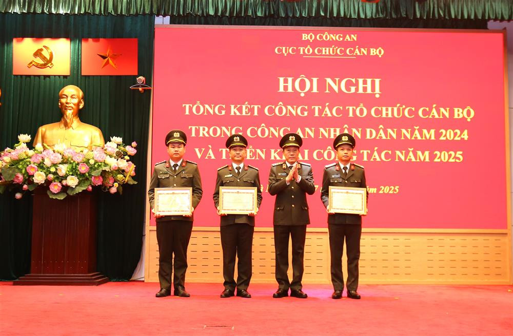 Bộ trưởng Lương Tam Quang trao Bằng khen tặng các tập thể, cá nhân thuộc Cục Tổ chức cán bộ. Bộ trưởng Lương Tam Quang trao Bằng khen tặng các tập thể, cá nhân thuộc Cục Tổ chức cán bộ.