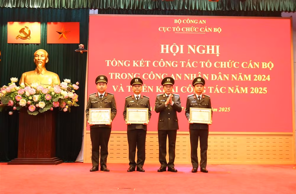 Bộ trưởng Lương Tam Quang trao Bằng khen tặng các tập thể, cá nhân thuộc Cục Tổ chức cán bộ. Bộ trưởng Lương Tam Quang trao Bằng khen tặng các tập thể, cá nhân thuộc Cục Tổ chức cán bộ.