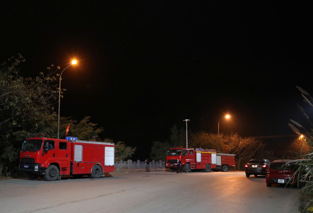 Phương tiện PCCC được huy động để khống chế đám cháy. Phương tiện PCCC được huy động để khống chế đám cháy.