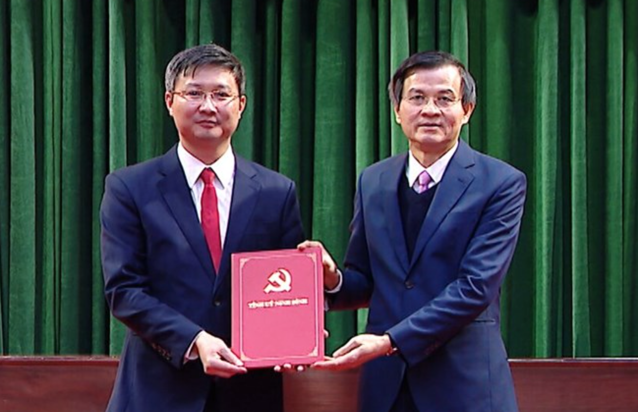 Bí thư Tỉnh ủy Ninh Bình Đoàn Minh Huấn (bên phải) trao Quyết định của Ban Thường vụ Tỉnh ủy Ninh Bình cho ông Lê Văn Cường. Ảnh: N.T. Bí thư Tỉnh ủy Ninh Bình Đoàn Minh Huấn (bên phải) trao Quyết định của Ban Thường vụ Tỉnh ủy Ninh Bình cho ông Lê Văn Cường. Ảnh: N.T.