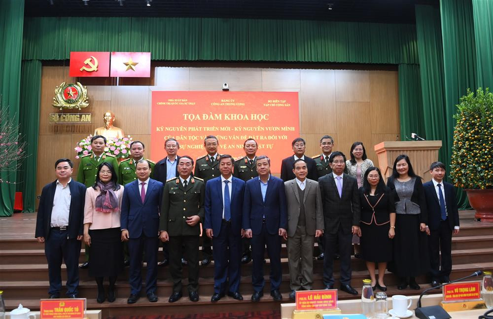 Các đại biểu tham dự toạ đàm.