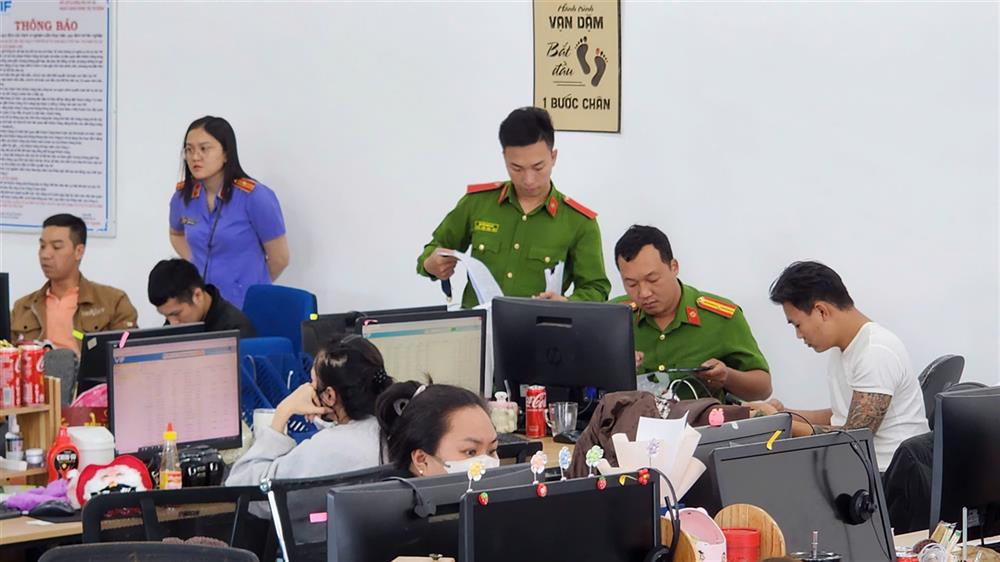 Cơ quan tố tụng khám xét tại cơ sở hoạt động của nhóm đối tượng. Ảnh.C.A.