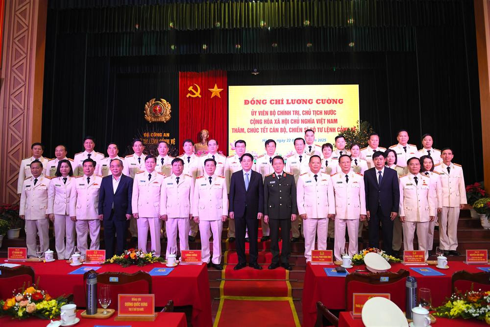 Chủ tịch nước Lương Cường; Bộ trưởng Lương Tam Quang cùng các đại biểu. Chủ tịch nước Lương Cường; Bộ trưởng Lương Tam Quang cùng các đại biểu.