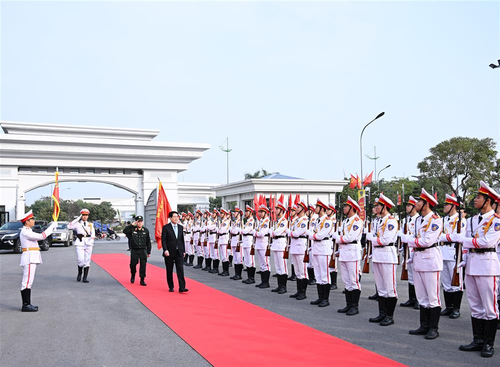 Chủ tịch nước Lương Cường duyệt đội danh dự Bộ Tư lệnh CSCĐ. Chủ tịch nước Lương Cường duyệt đội danh dự Bộ Tư lệnh CSCĐ.