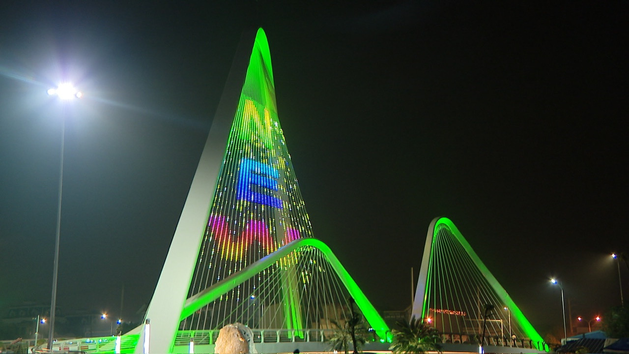 Rực rỡ tại trung tâm thành phố Hoa Lư.