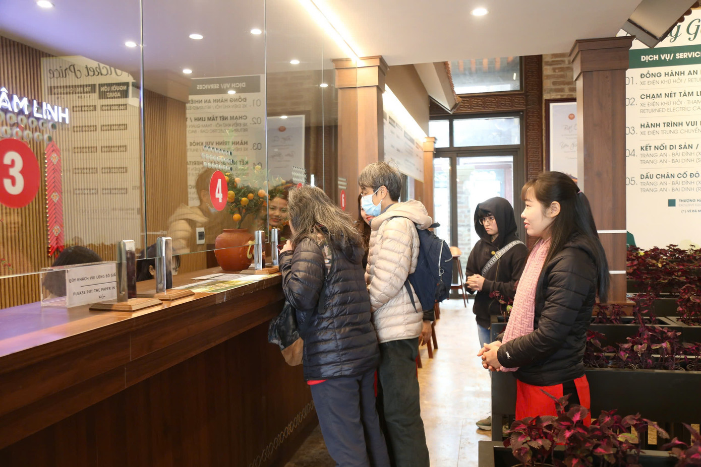 Du khách tại quầy bán vé.