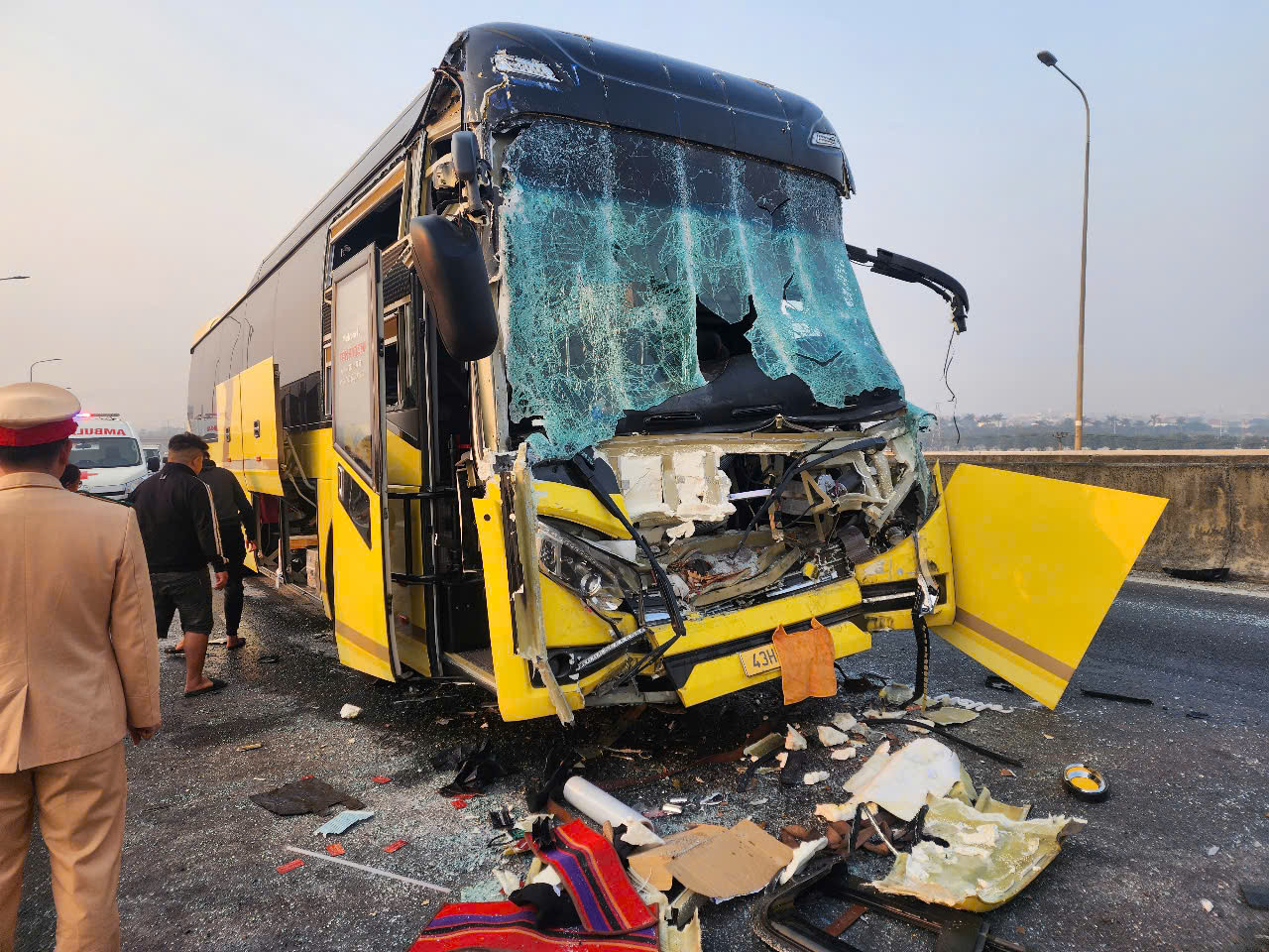 Phần đầu của xe khách bị hư hỏng nặng.