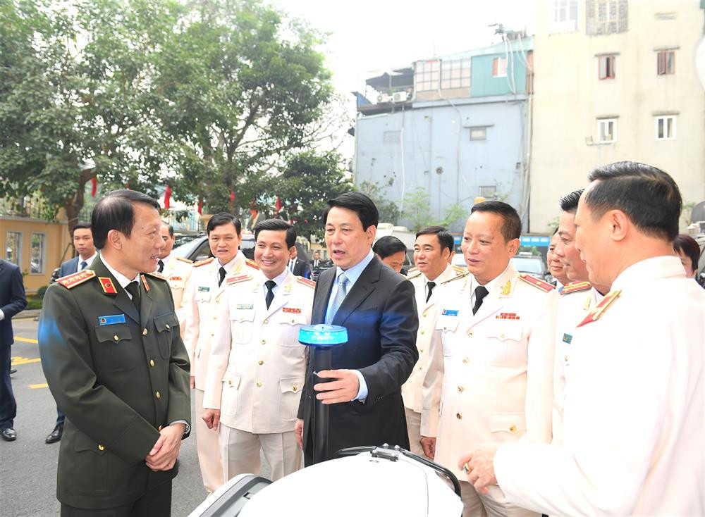 Chủ tịch nước Lương Cường thăm quan trang bị, phương tiện của Bộ Tư lệnh Cảnh vệ. Chủ tịch nước Lương Cường thăm quan trang bị, phương tiện của Bộ Tư lệnh Cảnh vệ.