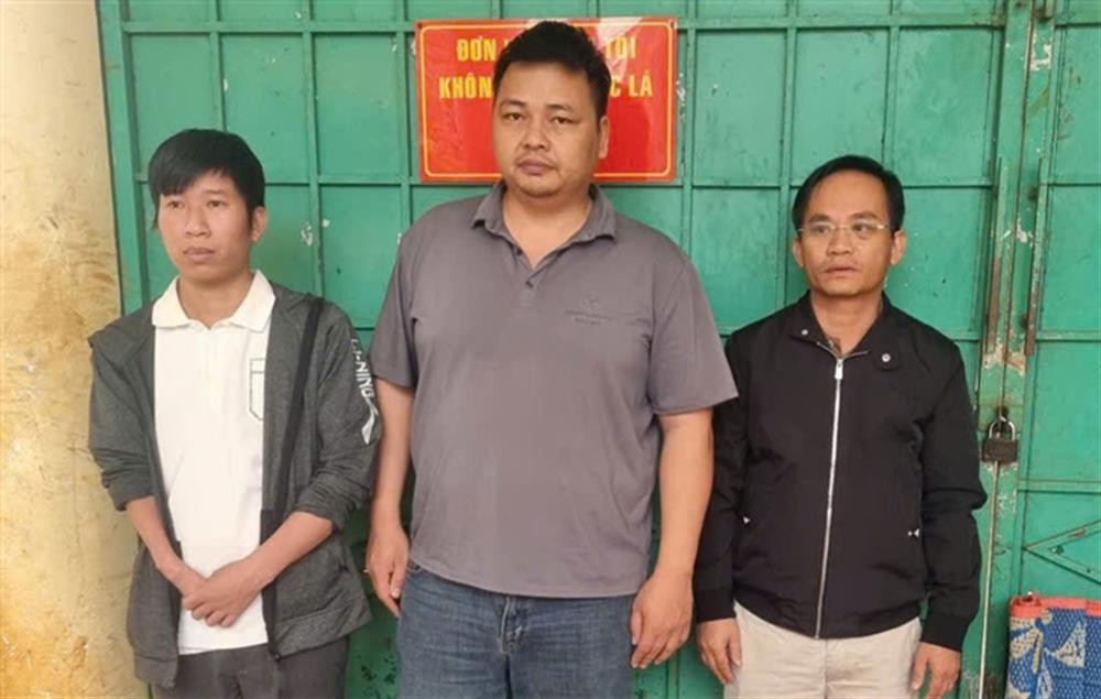 Từ phải qua trái: Các đối tượng Hoàng Quốc Việt, Nguyễn Văn Bình và Lê Văn Vũ (nhân viên chăm sóc khách hàng Công ty VFIN chi nhánh TP Thủ Đức).