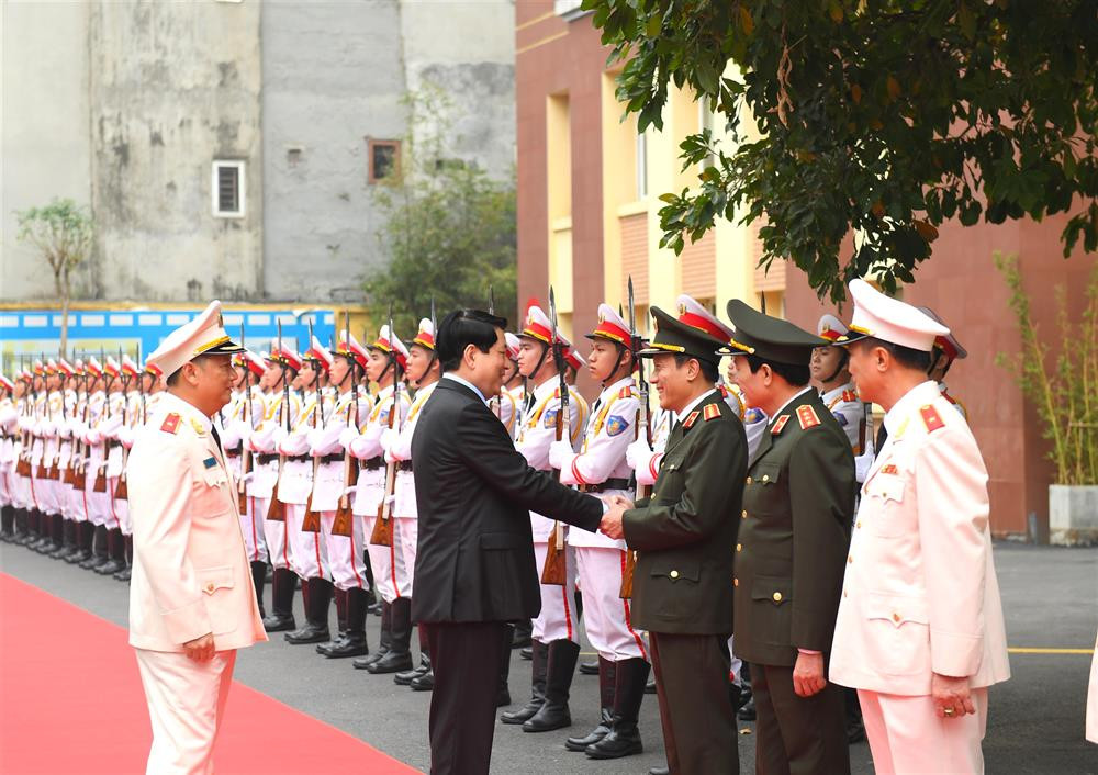 Bộ trưởng Lương Tam Quang cùng lãnh đạo Bộ Tư lệnh Cảnh vệ vui mừng đón Chủ tịch nước. Bộ trưởng Lương Tam Quang cùng lãnh đạo Bộ Tư lệnh Cảnh vệ vui mừng đón Chủ tịch nước.