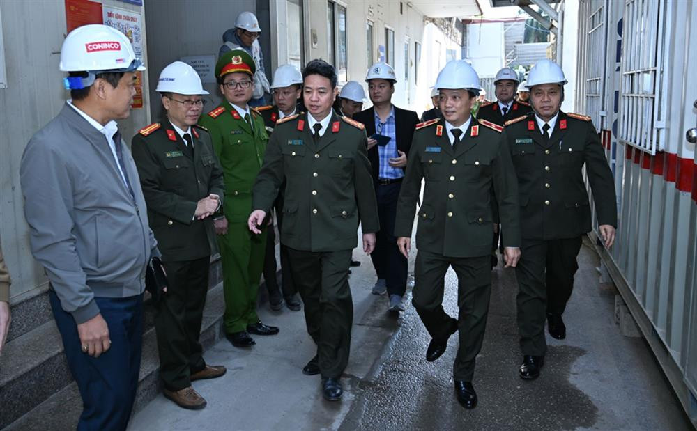 Thứ trưởng Đặng Hồng Đức kiểm tra tiến độ thi công công trình trụ sở Bộ Công an.