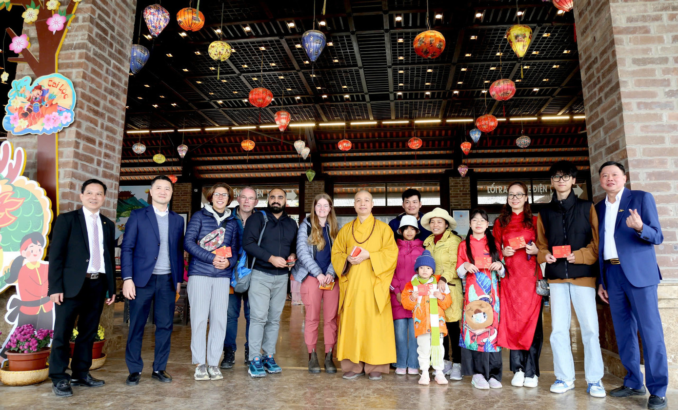 Những vị khách đầu tiên của năm mới Ất Tỵ 2025.